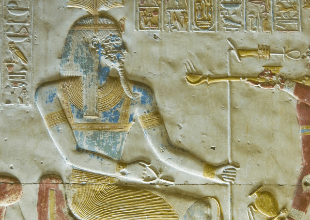 Basrelief-Schnitzerei von Amun, dem altägyptischen König der Könige und Herrscher über alles