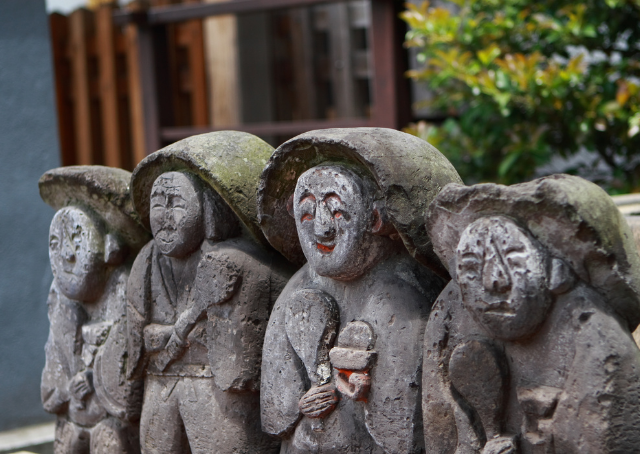Vier Statuen japanischer Götter