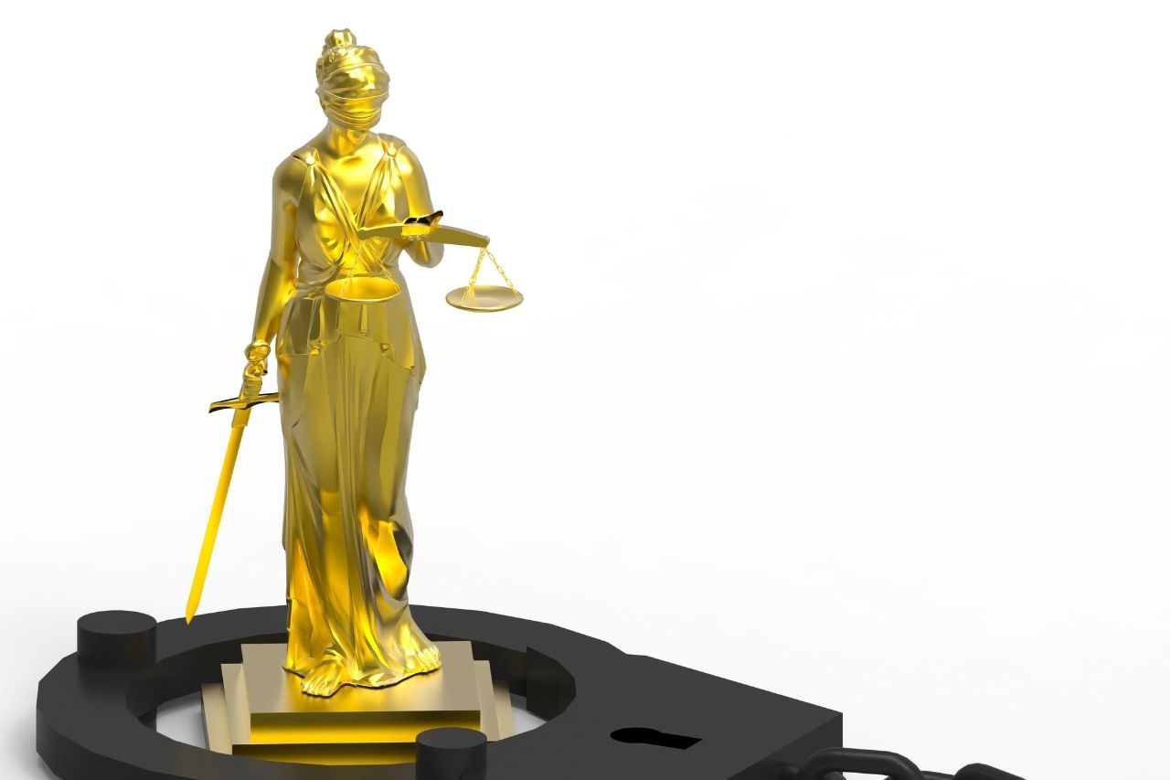 Goldene Statue der Themis