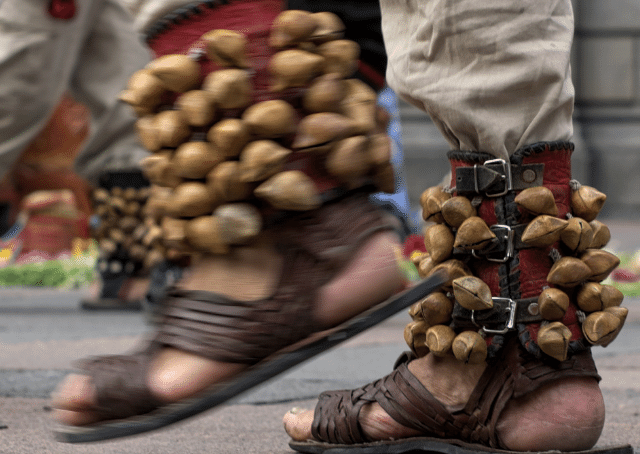 Mann tanzend für Xolotl, aztekischen Gott des Blitzes