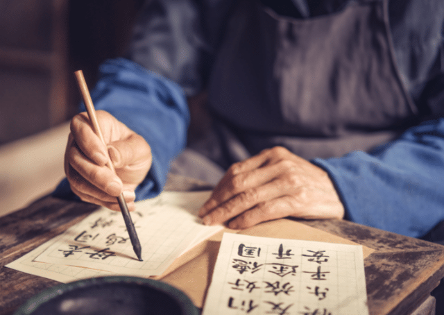 Mann, der die Geschichte des chinesischen Geisterkönigs Zhong Kui niederschreibt