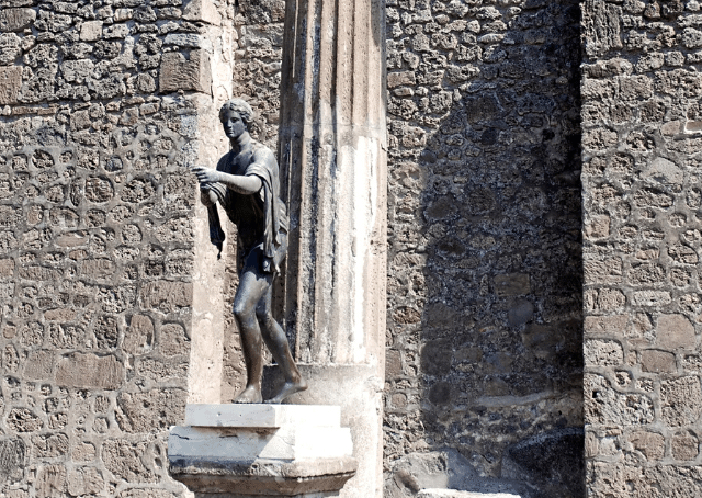 Statue eines römischen Gottes in Pompeji