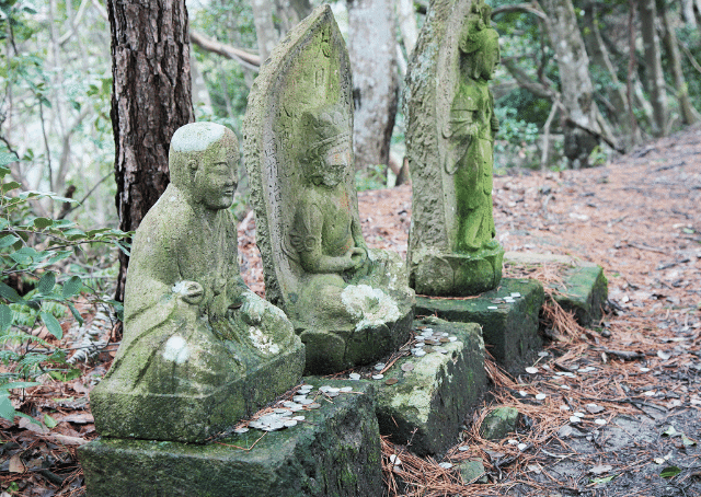 Statuen japanischer Götter