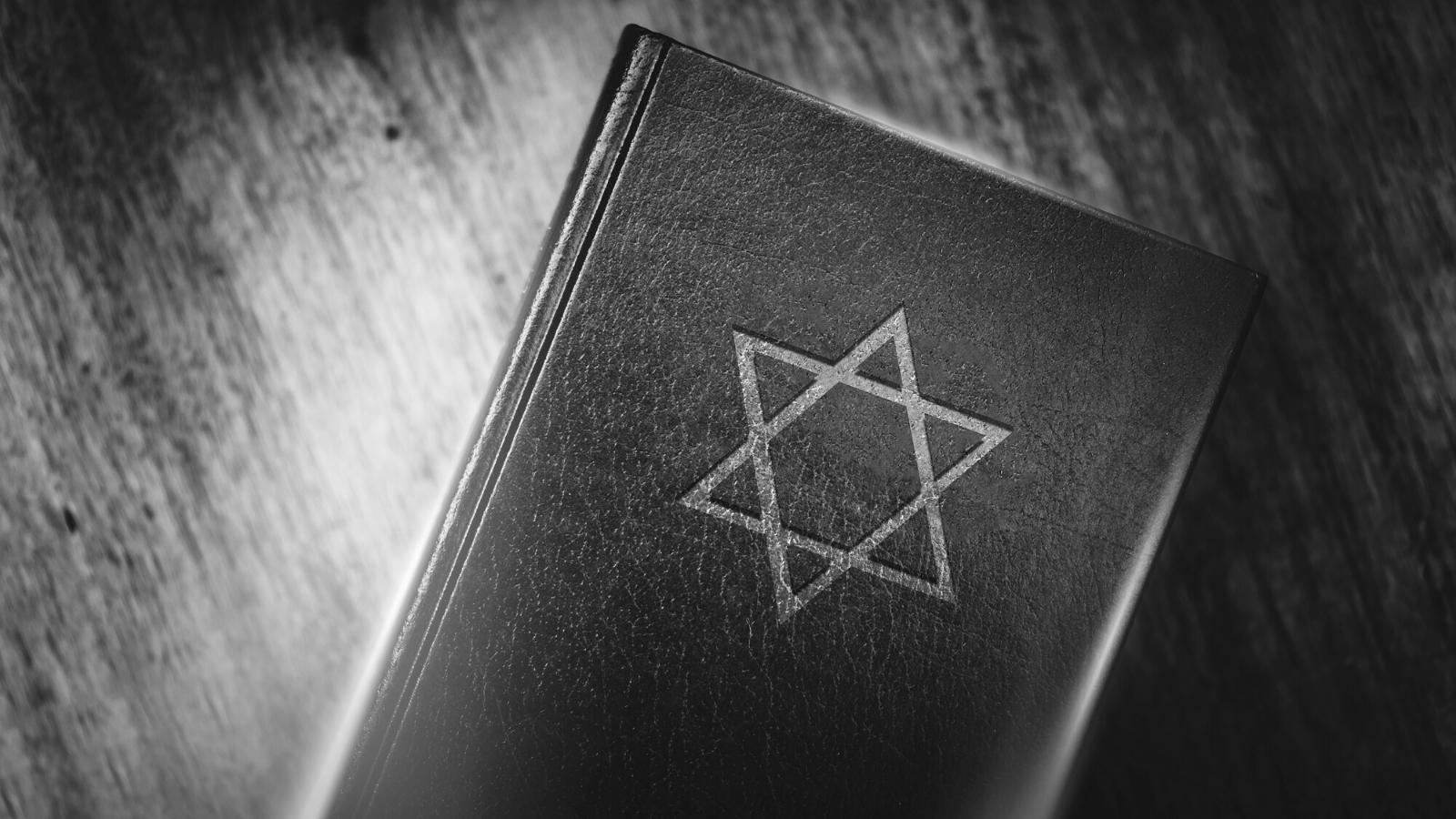 Altes Buch mit Davidstern