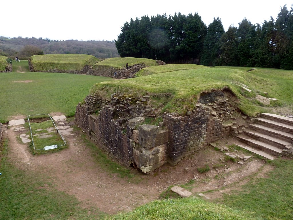 Ruinen des römischen Amphitheaters von Caerleon, wo Guinevere angeblich ihre Tage als Nonne verbrachte, laut Geoffrey von Monmouth. Foto von Rob Farrow, CC-BY 2.0