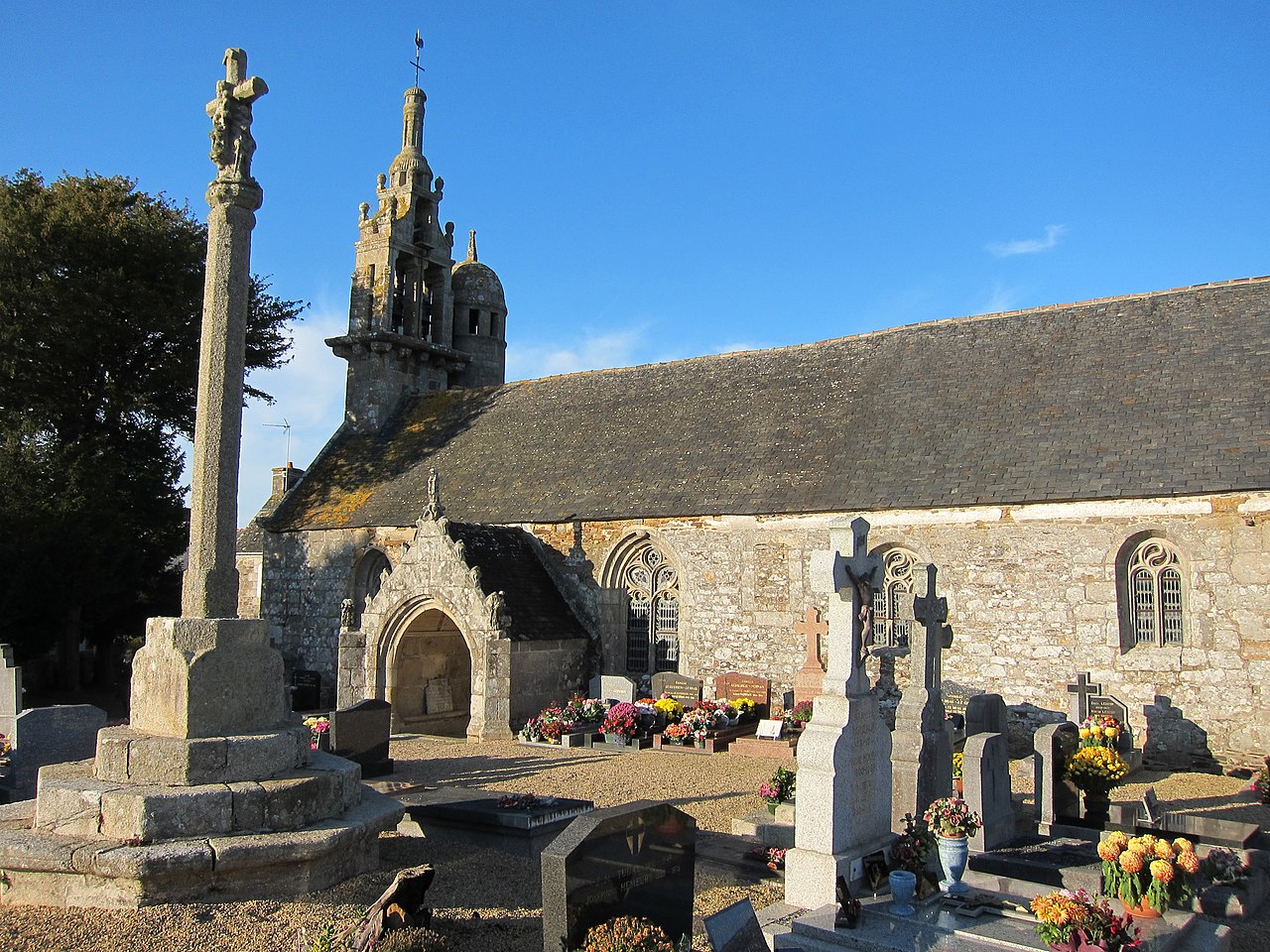 Die Kirche des Heiligen Theodor, Tréduder, Bretagne, geweiht einem der Gefährten Efflams, möglicherweise identifizierbar als Theuderich, der Sohn von König Budic von der Bretagne. Wikimedia Commons, CC-BY 3.0