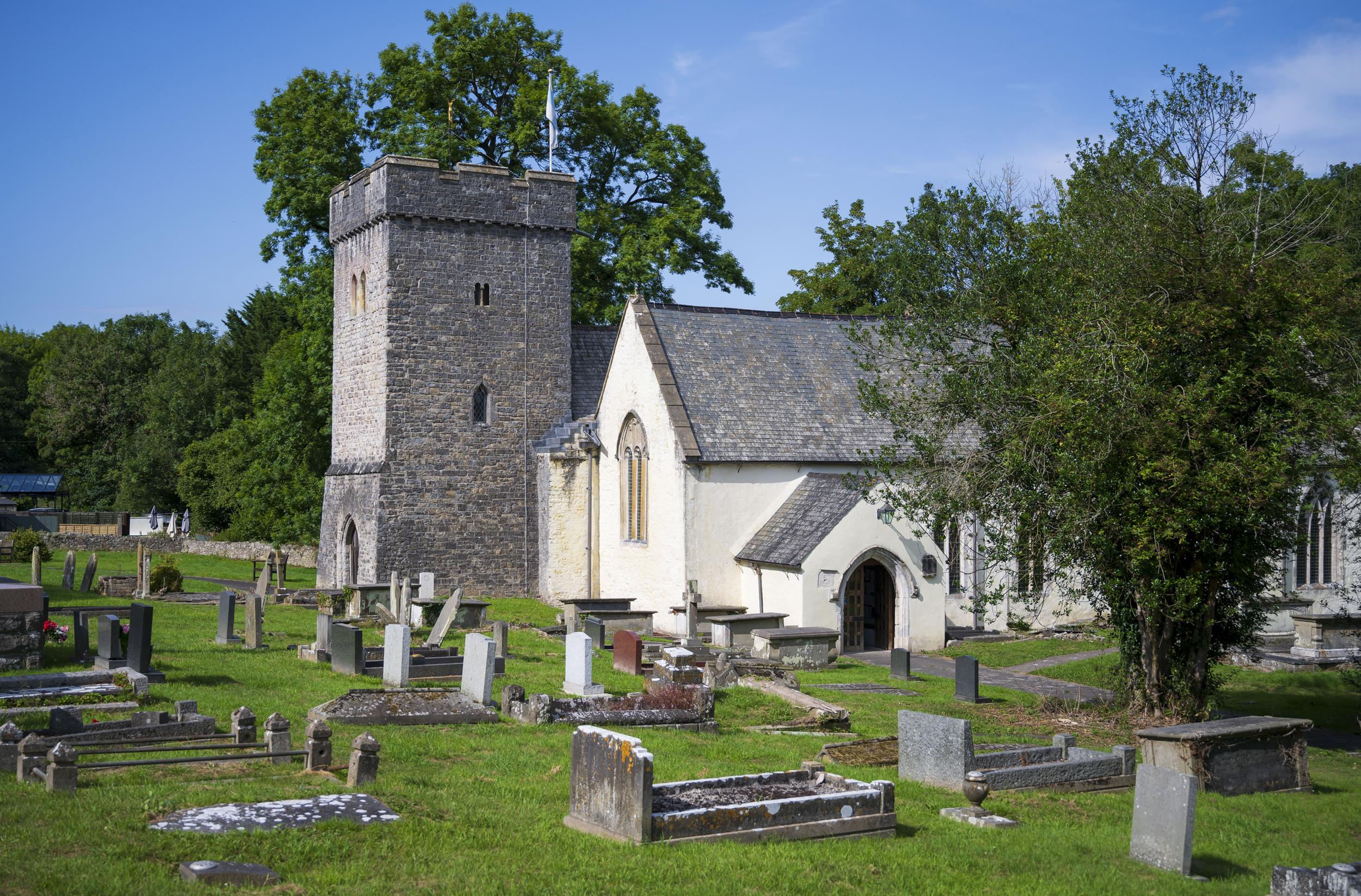 St-Cadoc-Kirche, geweiht der religiösen Persönlichkeit, die Cadoc wegen Maelgwns Entführung Abalcems konfrontierte