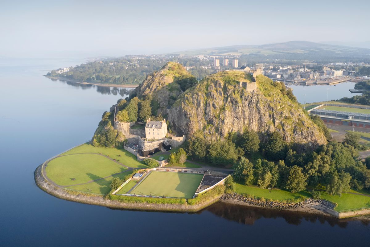 Dumbarton Rock, Schottland, der Geburtsort von Smerbe, dem Sohn König Artus'. Foto von Richard Johnson