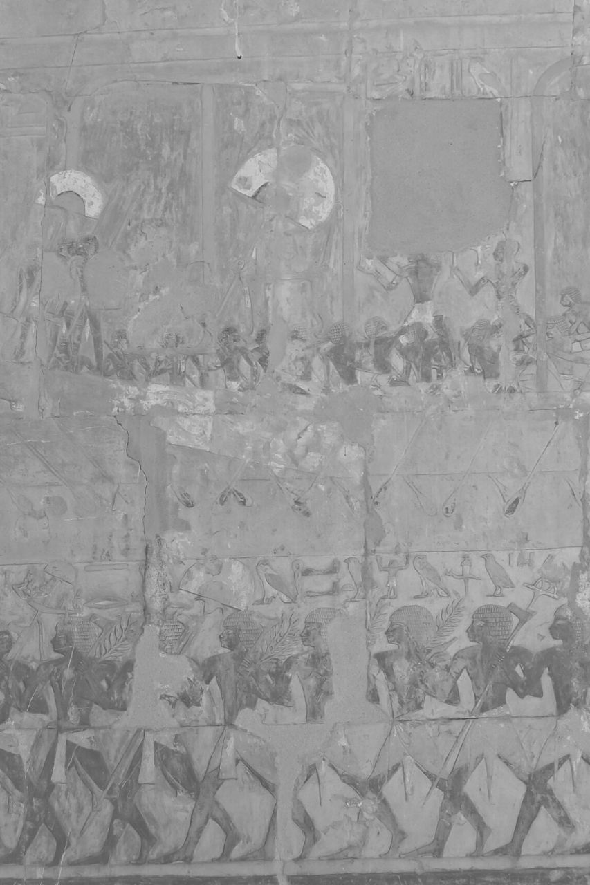 Relief ägyptischer Soldaten an der Wand im Hatschepsut-Tempel