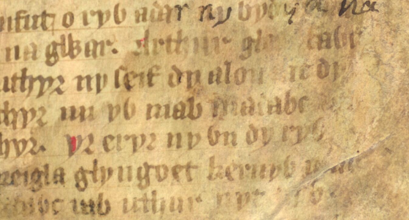 Jesus College MS 20, Folio 1r, zeigt Eliwlod, der sich als Sohn von "Madawc" bezeichnet (Ende der mittleren Zeile)