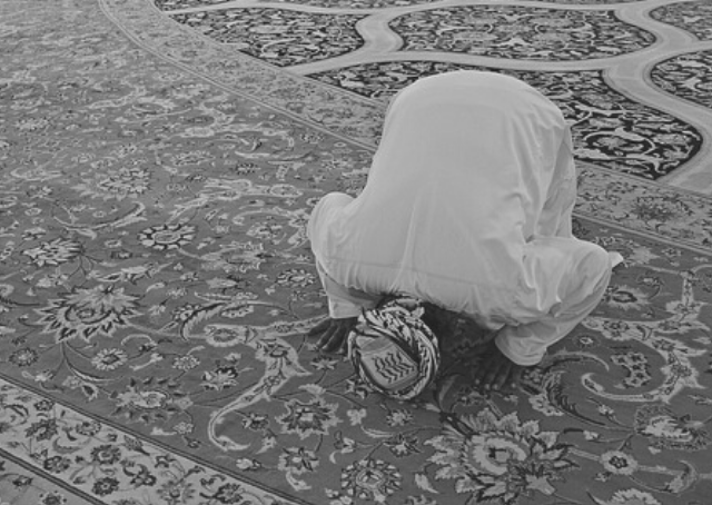 Mann beim Übertritt zum Islam