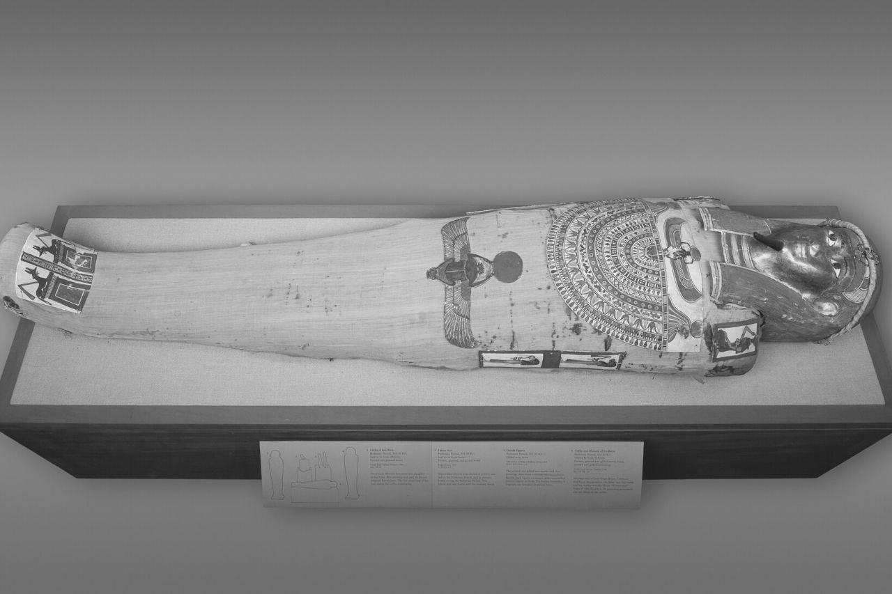 Mummy of Irtrutja with mask and other cartonnage elements