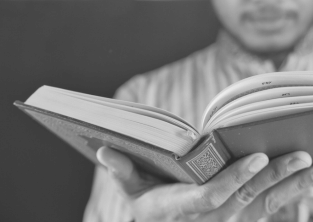 Muslimischer Mann beim Lesen des Koran