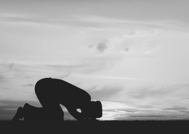 Muslim praying in Iraq