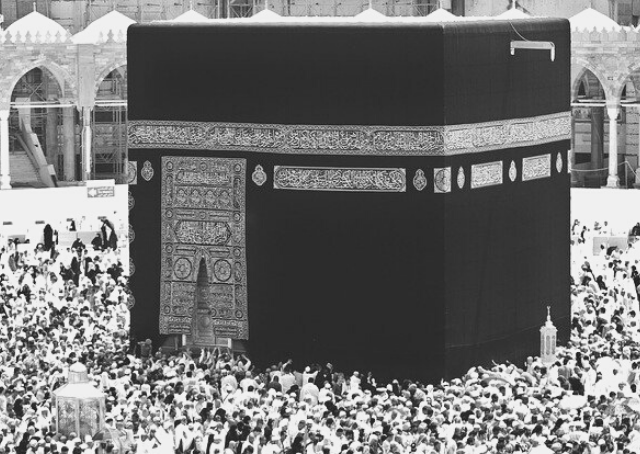 Muslims praying to prophet Muhammad