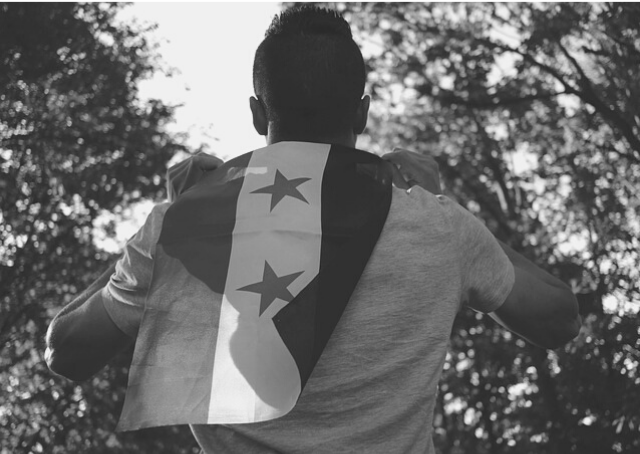 Nicht-sunnitischer Muslim mit syrischer Flagge