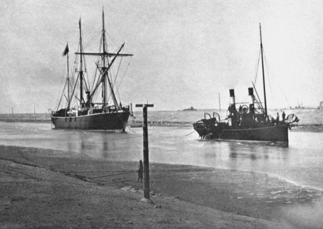 Altes Foto von Schiffen im Sueskanal