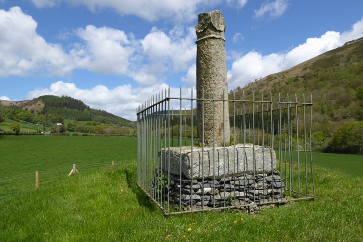 Säule von Eliseg, König Elisedd gewidmet, zeigt dieselbe Art von Verwechslung, die möglicherweise dazu führte, dass Meurig mit Morydd verwechselt wurde. Foto von Philip Halling, CC-BY 2.0