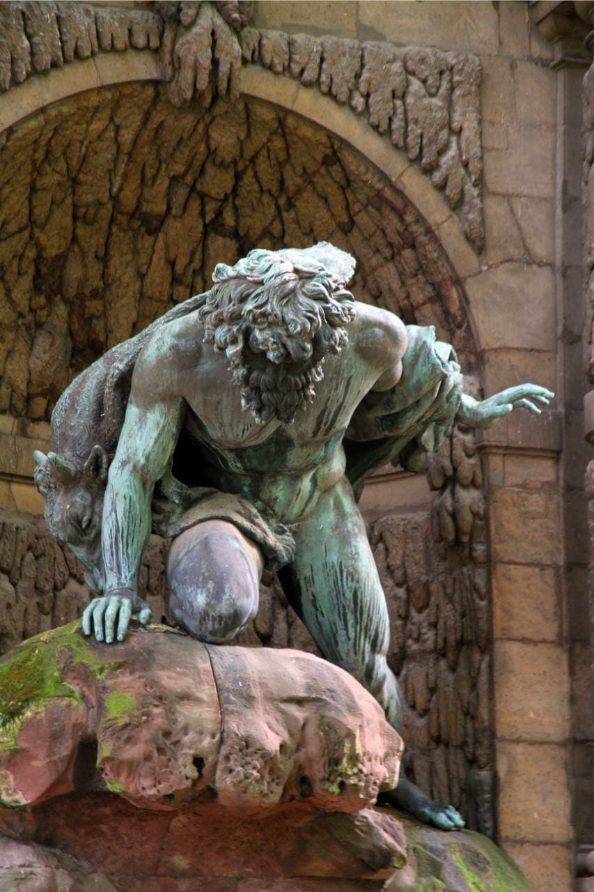Antike Statue des Kyklopen Polyphem aus der griechischen Mythologie