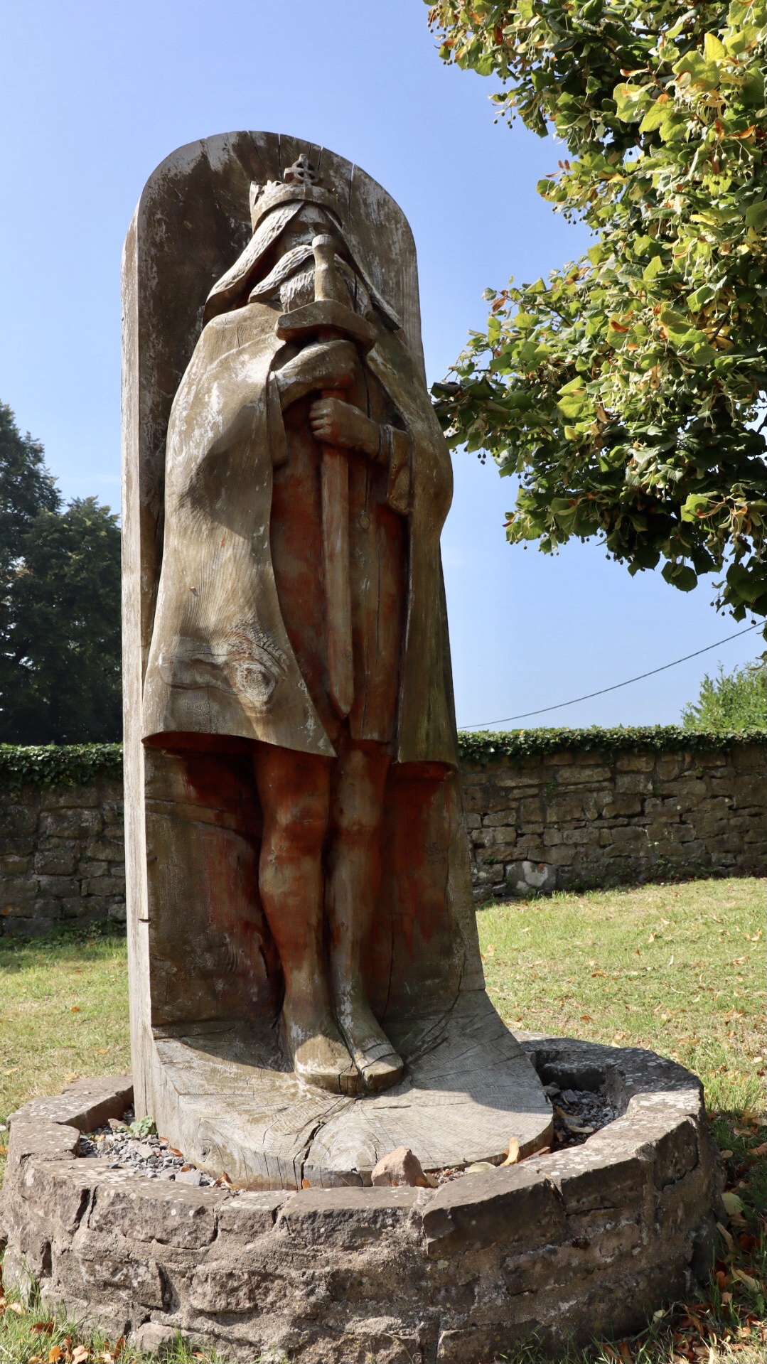 Holzskulptur von Tewdrig, dem König, der König Maxentius vertrieb, St-Tewdric-Kirche, Mathern, Wales