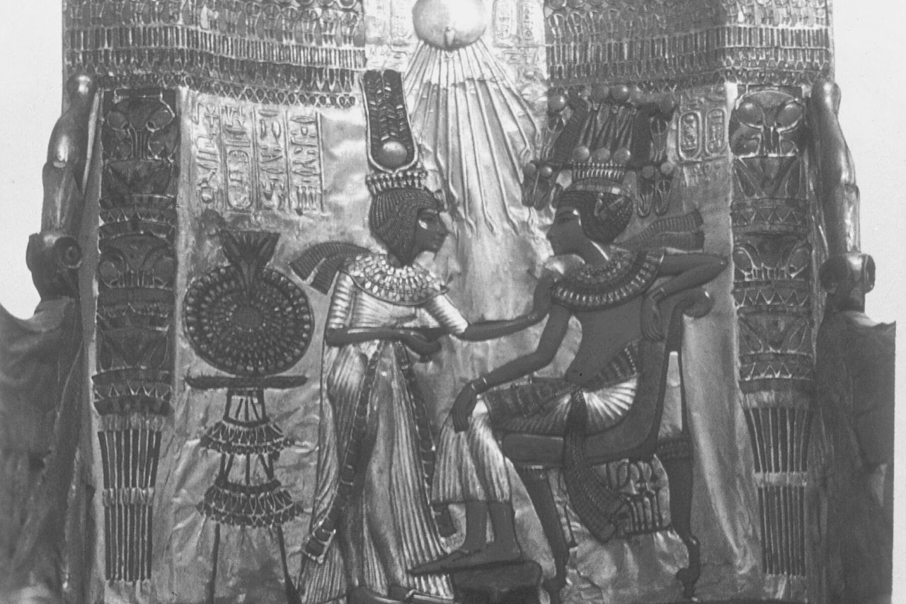 Der goldene Thron mit König Tut und Anchesenamon