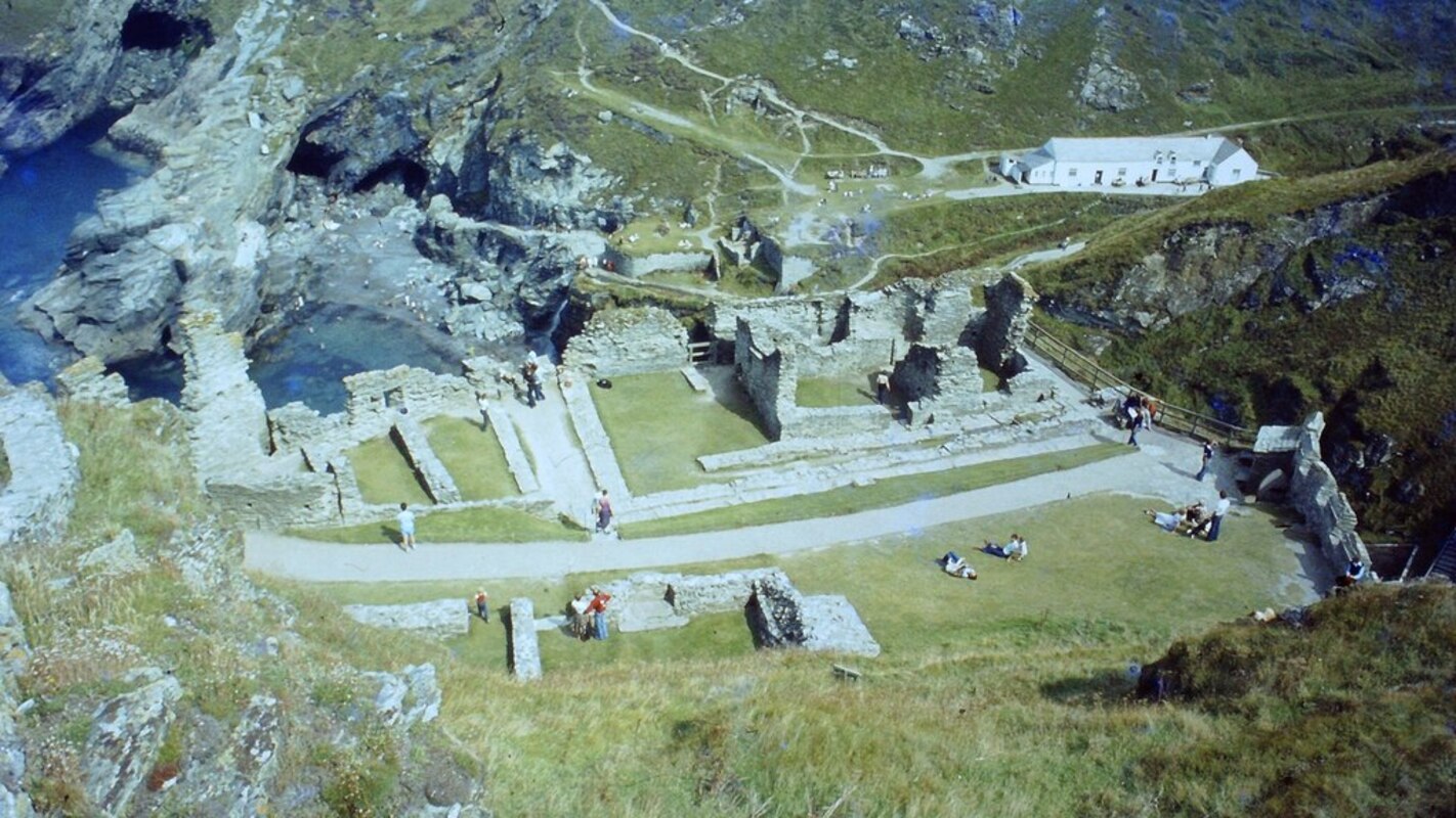 Die Ruinen von Tintagel Castle, Cornwall, der Wohnsitz von Gorlois, dem vermeintlichen Vater von Gwyar. Foto von Sandy Gerrard, CC-BY 2.0