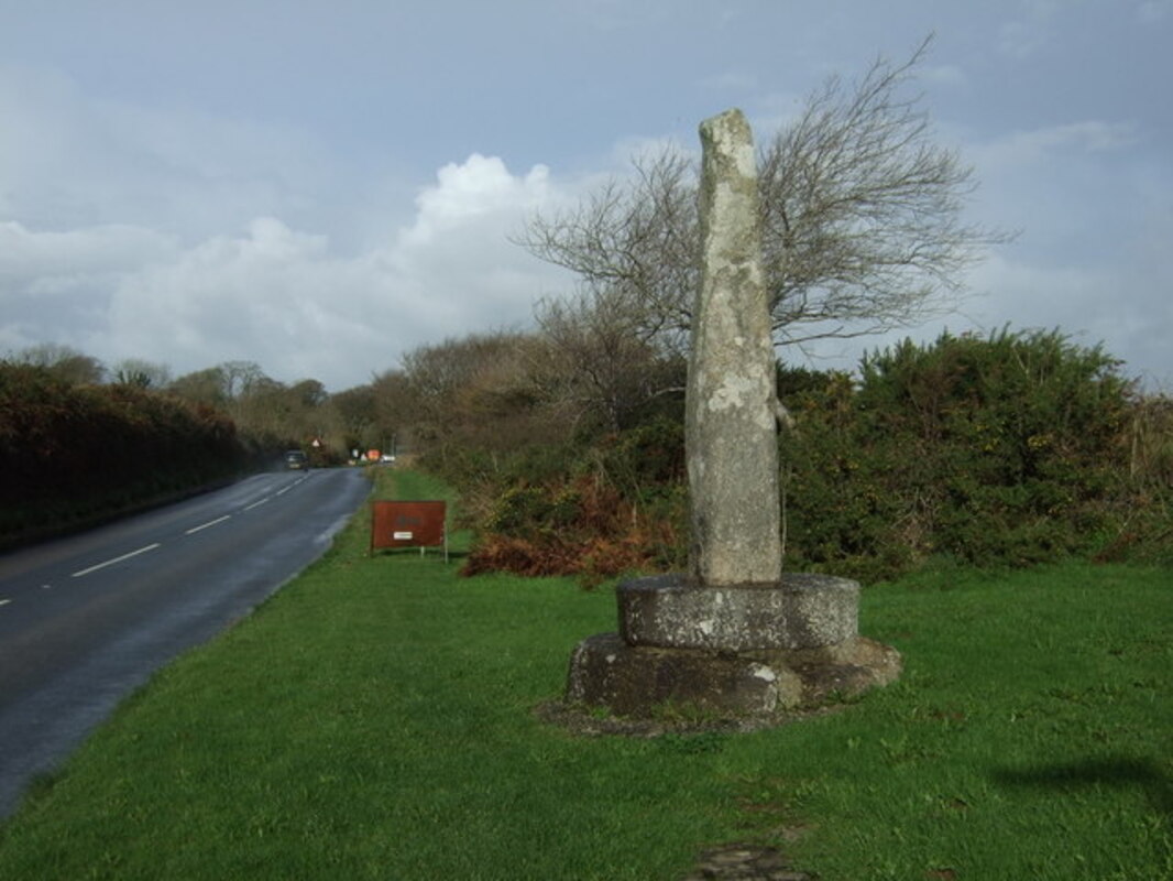 Der Tristan-Stein nahe Fowey, Cornwall, mit der Inschrift des Namens "Cunomorus" bzw. Conomor, eines Königs der Bretagne im sechsten Jahrhundert. Foto von JThomas, CC-BY 2.0