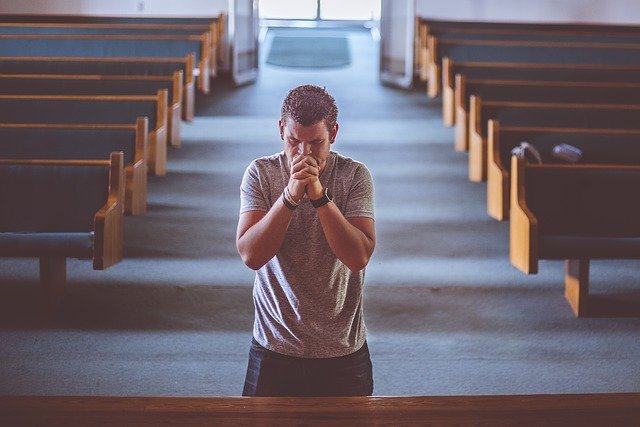 Tunesischer Christ betet in der Kirche
