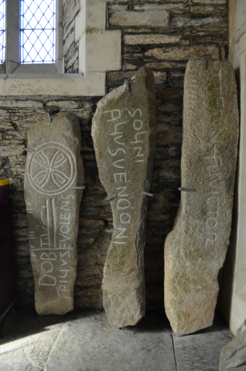 Inschriftsteine an der Kirche St Clydai, Pembrokeshire, wobei der rechte Stein möglicherweise eine Erwähnung von Gwenhwyfars Vater Gwythyr enthält