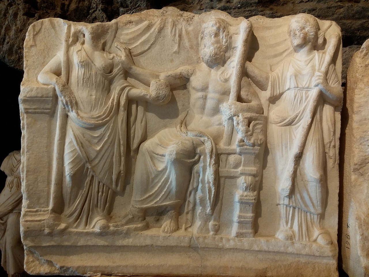 Ein Relief aus dem zweiten Jahrhundert mit der Darstellung der Hochzeit von Zeus und Leto